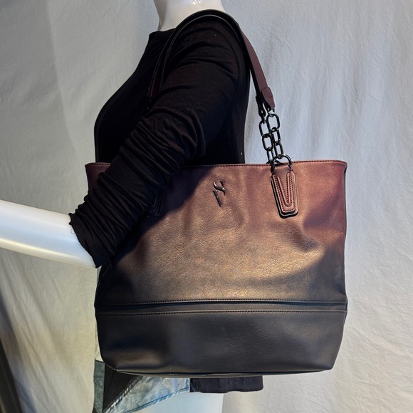 Simply Vera Vera Wang Burgundy and Black Shoulder Bag - Picture 6 of 15